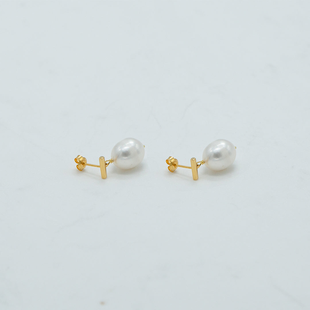 Drop Pearl Studs Gold | SOPHIE