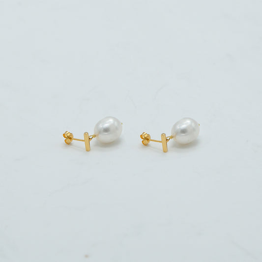 Drop Pearl Studs Gold | SOPHIE